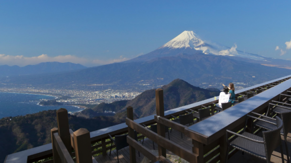 Teras dengan pemandangan gunung dan taman air